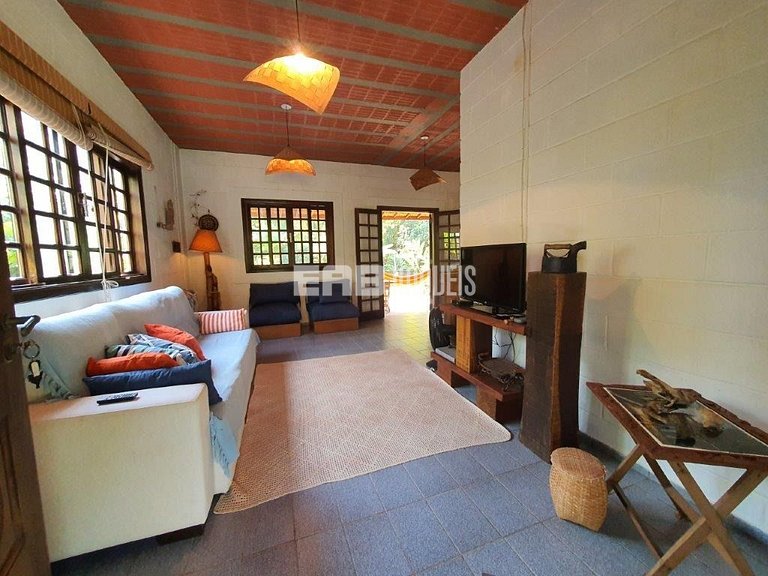 Casa em rua tranquila e arborizada na praia de Itamambuca