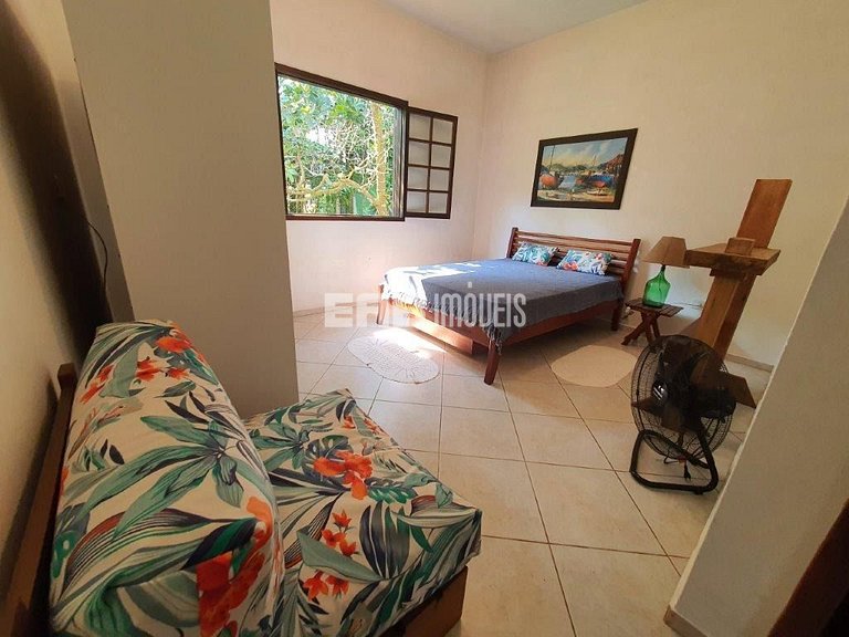 Casa em rua tranquila e arborizada na praia de Itamambuca