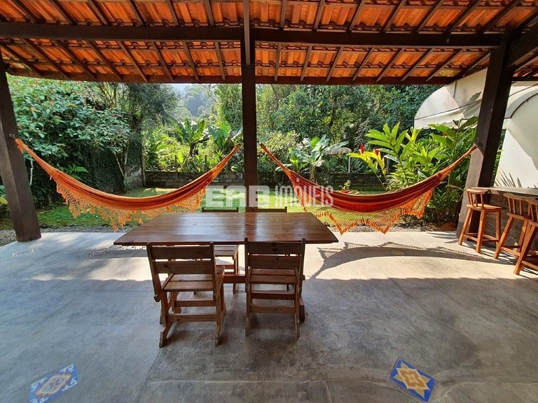 Casa em rua tranquila e arborizada na praia de Itamambuca