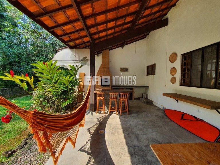 Casa em rua tranquila e arborizada na praia de Itamambuca