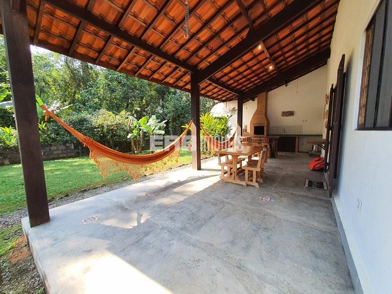 Casa em rua tranquila e arborizada na praia de Itamambuca