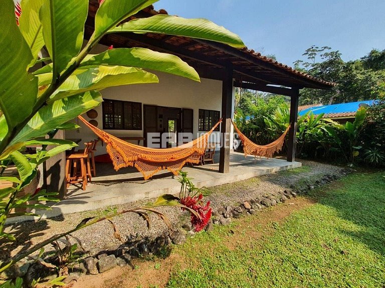Casa em rua tranquila e arborizada na praia de Itamambuca