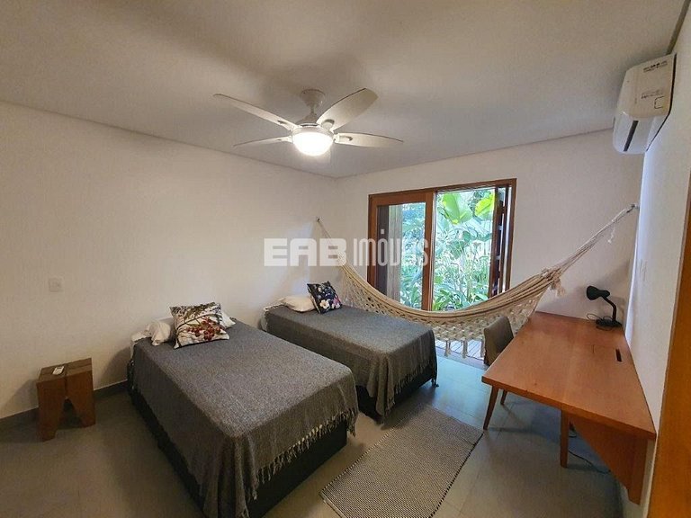 Moderna casa de praia, a poucos passos das areias de Itamamb