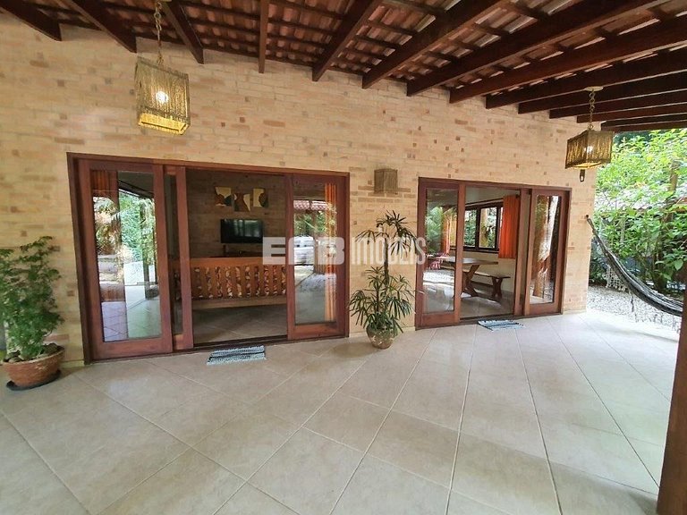 Casa com 3 dormitórios na praia de Itamambuca em Ubatuba