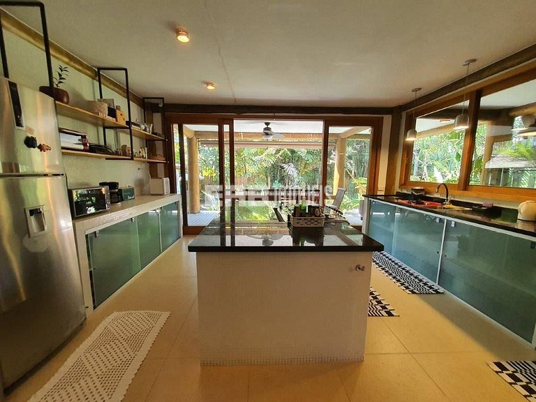 Belíssima casa com piscina e espaço gourmet na praia de Itam