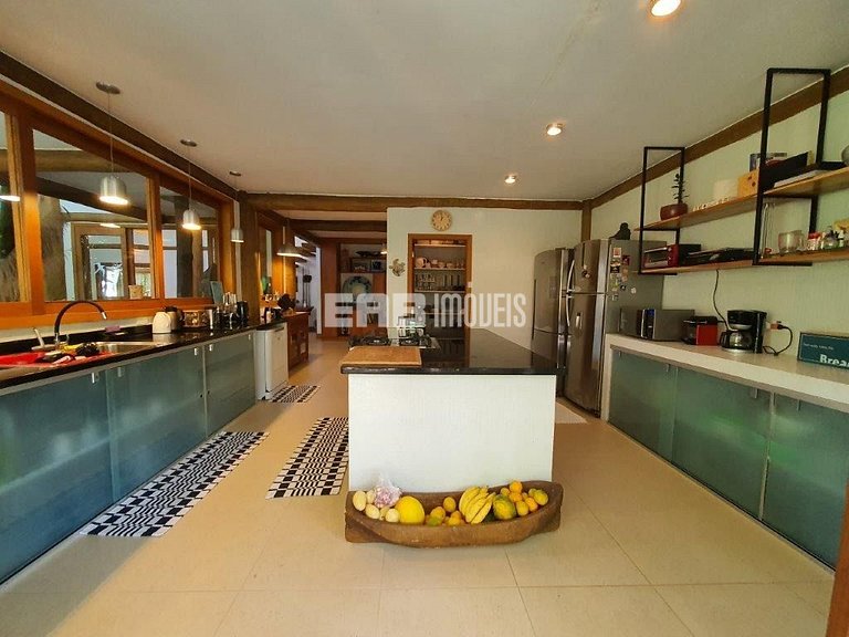 Belíssima casa com piscina e espaço gourmet na praia de Itam