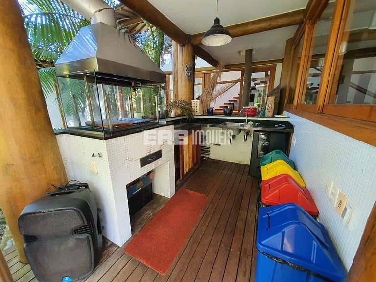 Belíssima casa com piscina e espaço gourmet na praia de Itam