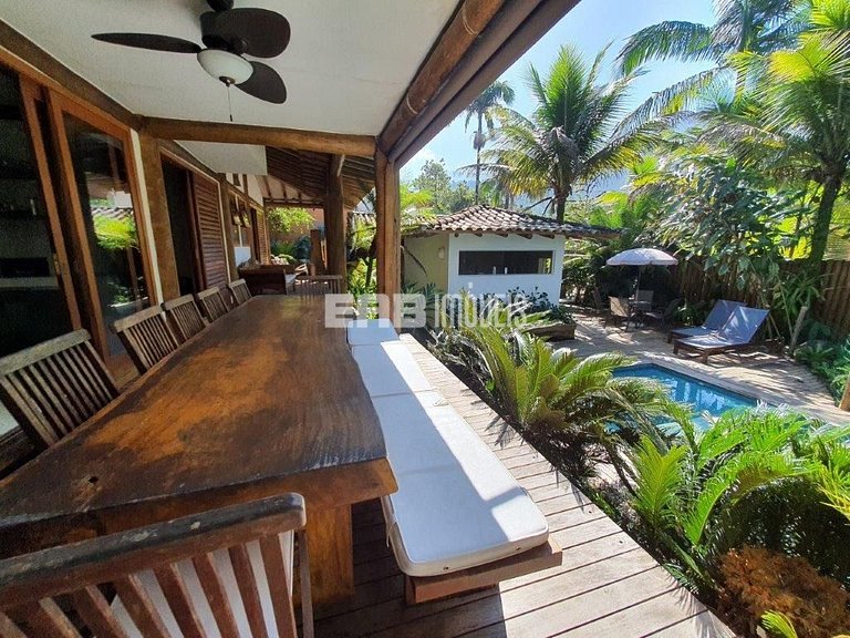 Belíssima casa com piscina e espaço gourmet na praia de Itam