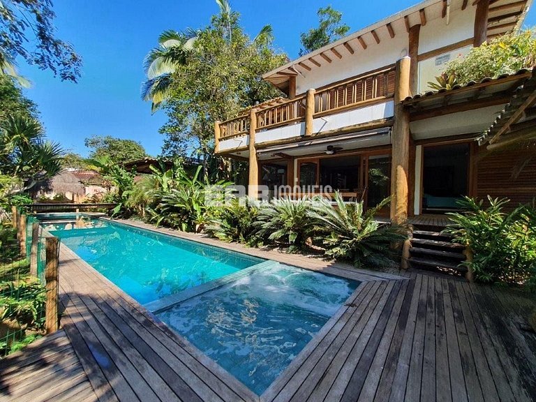 Belíssima casa com piscina e espaço gourmet na praia de Itam