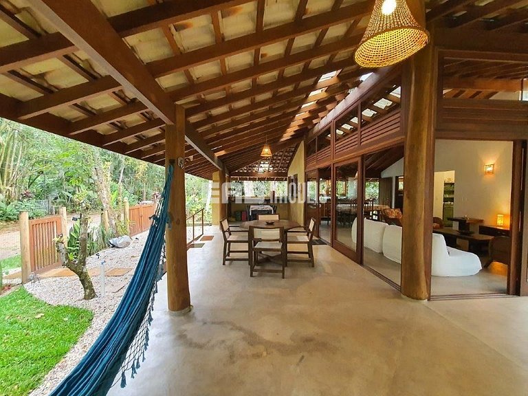Charmosa casa palafitada para temporada em Itamambuca