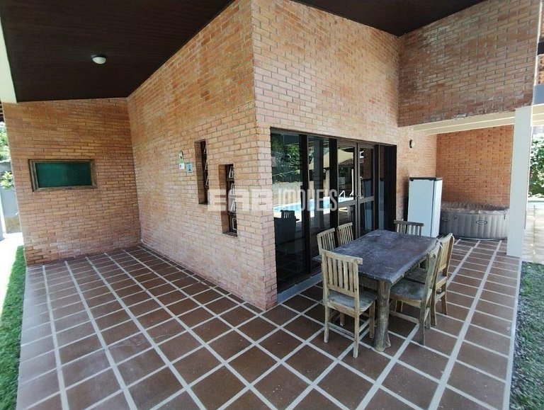 A apenas 60m da praia de Itamambuca!