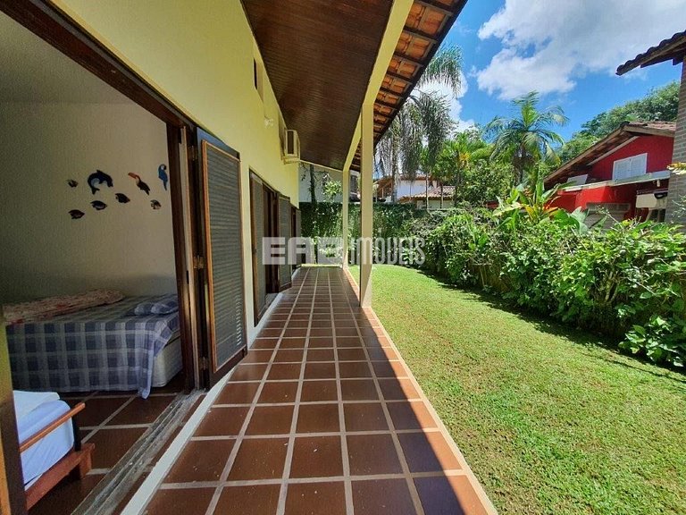 A apenas 60m da praia de Itamambuca!