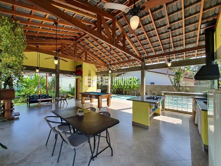 Casa com 5 dormitórios, churrasqueira e piscina a 20m do mar