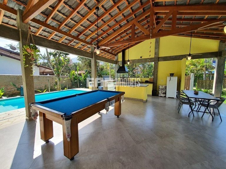 Casa com 5 dormitórios, churrasqueira e piscina a 20m do mar