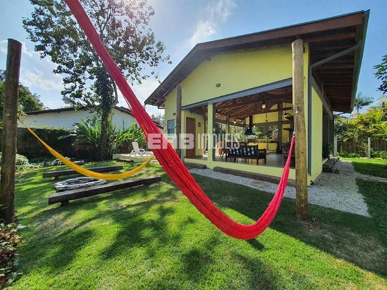 Casa com 5 dormitórios, churrasqueira e piscina a 20m do mar