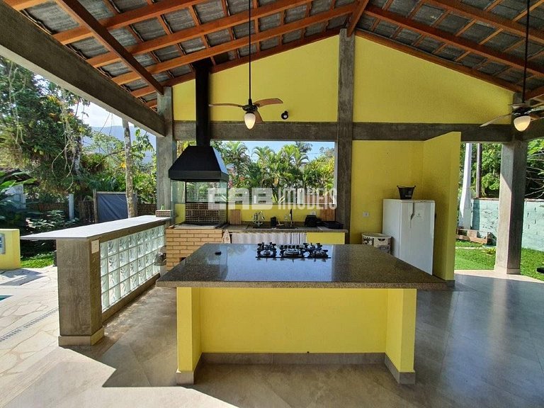Casa com 5 dormitórios, churrasqueira e piscina a 20m do mar