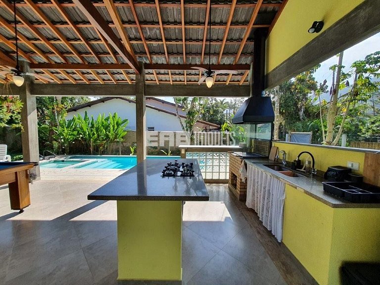 Casa com 5 dormitórios, churrasqueira e piscina a 20m do mar