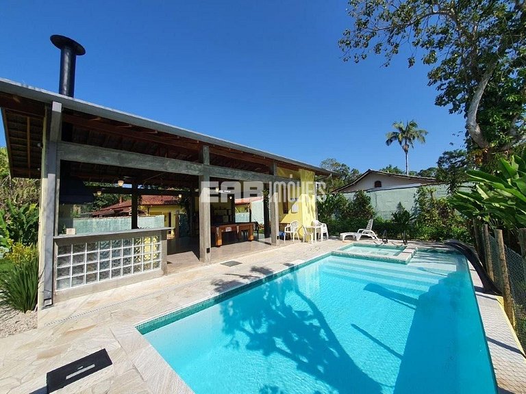 Casa com 5 dormitórios, churrasqueira e piscina a 20m do mar