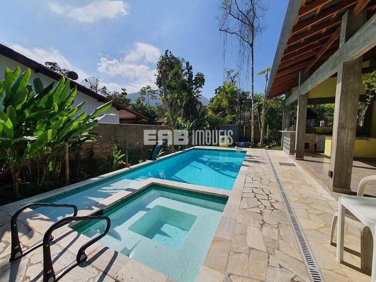 Casa com 5 dormitórios, churrasqueira e piscina a 20m do mar