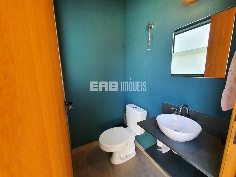 Casa com 5 dormitórios, churrasqueira e piscina a 20m do mar