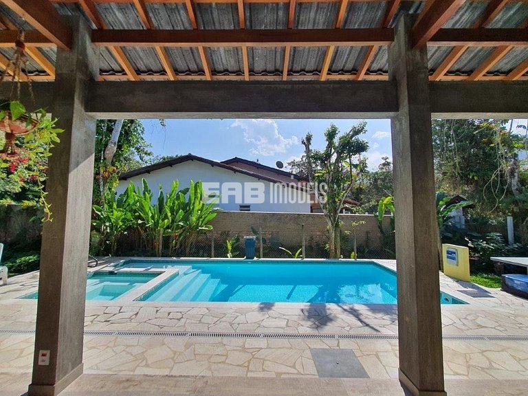 Casa com 5 dormitórios, churrasqueira e piscina a 20m do mar