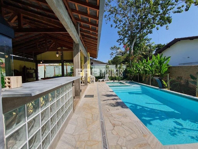 Casa com 5 dormitórios, churrasqueira e piscina a 20m do mar