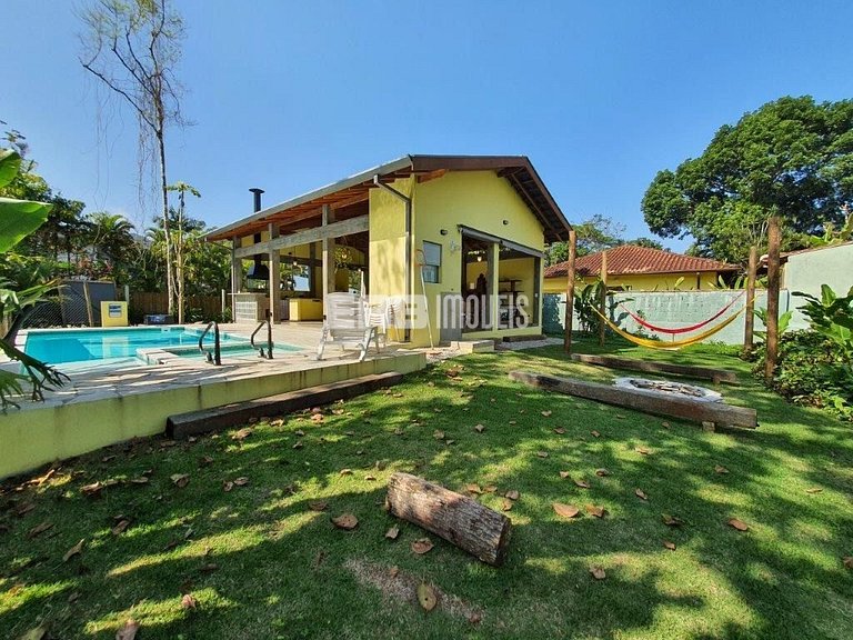 Casa com 5 dormitórios, churrasqueira e piscina a 20m do mar