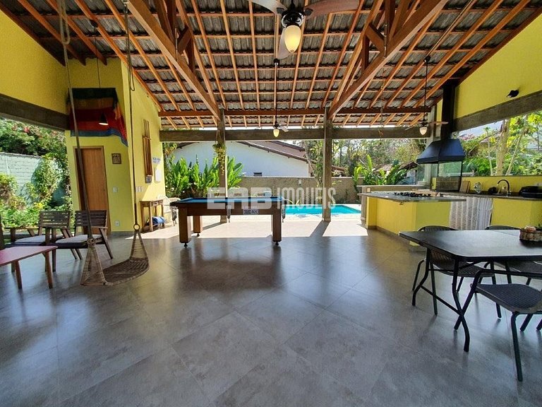 Casa com 5 dormitórios, churrasqueira e piscina a 20m do mar