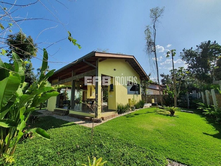 Casa com 5 dormitórios, churrasqueira e piscina a 20m do mar