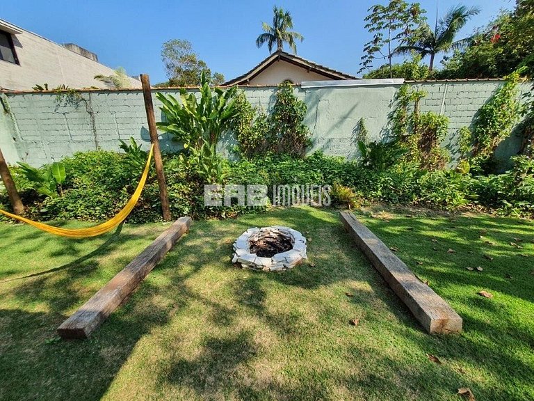 Casa com 5 dormitórios, churrasqueira e piscina a 20m do mar