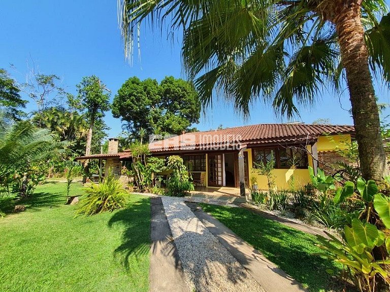 Casa com 5 dormitórios, churrasqueira e piscina a 20m do mar