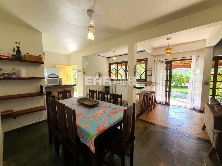 Casa com 5 dormitórios, churrasqueira e piscina a 20m do mar