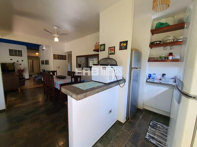 Casa com 5 dormitórios, churrasqueira e piscina a 20m do mar