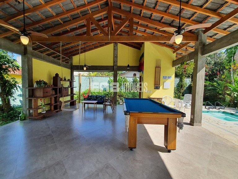 Casa com 5 dormitórios, churrasqueira e piscina a 20m do mar