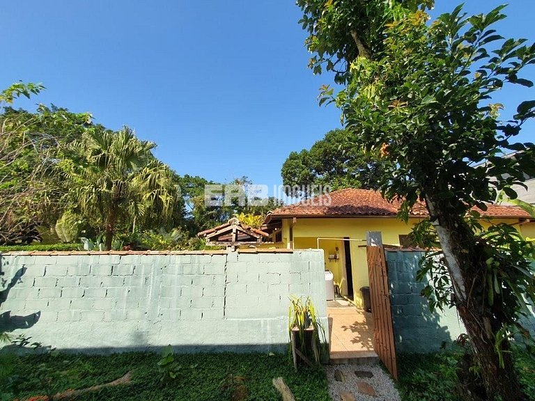 Casa com 5 dormitórios, churrasqueira e piscina a 20m do mar