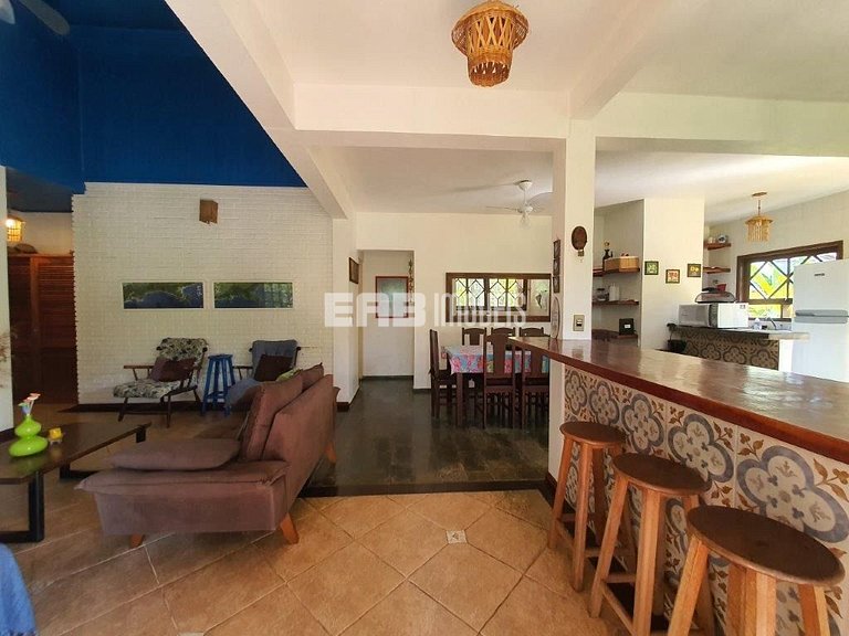 Casa com 5 dormitórios, churrasqueira e piscina a 20m do mar