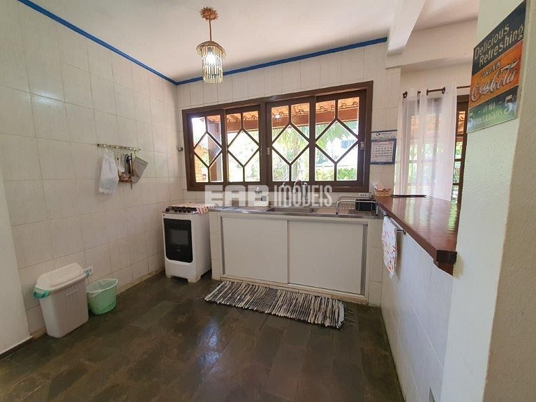 Casa com 5 dormitórios, churrasqueira e piscina a 20m do mar