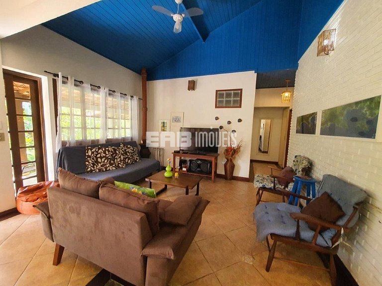 Casa com 5 dormitórios, churrasqueira e piscina a 20m do mar