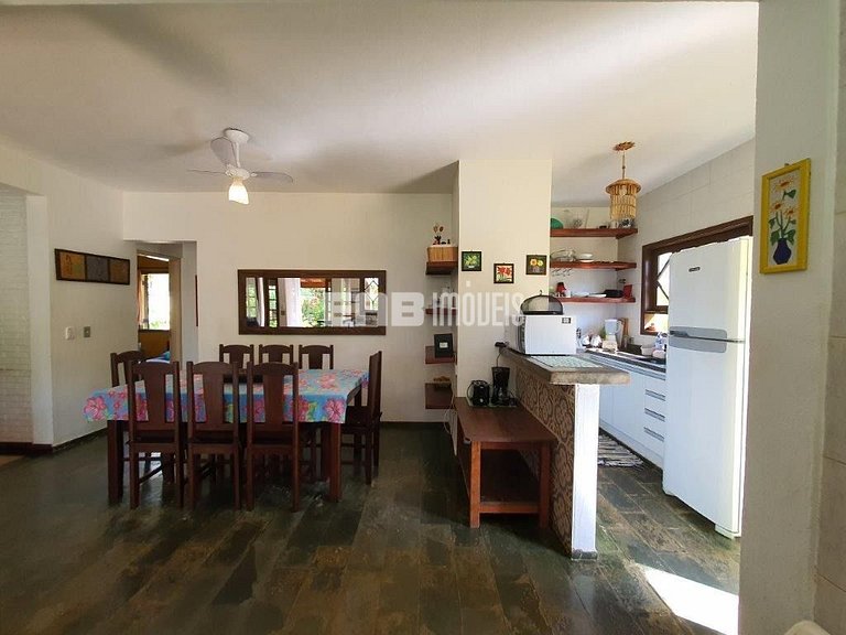 Casa com 5 dormitórios, churrasqueira e piscina a 20m do mar