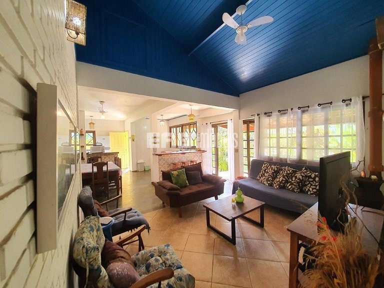 Casa com 5 dormitórios, churrasqueira e piscina a 20m do mar