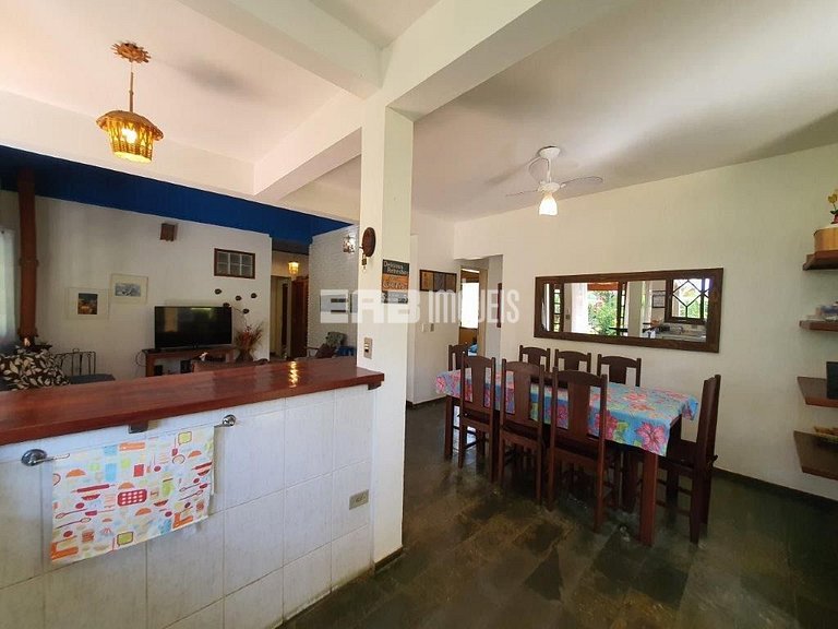 Casa com 5 dormitórios, churrasqueira e piscina a 20m do mar