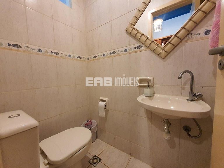 Casa com 5 dormitórios, churrasqueira e piscina a 20m do mar