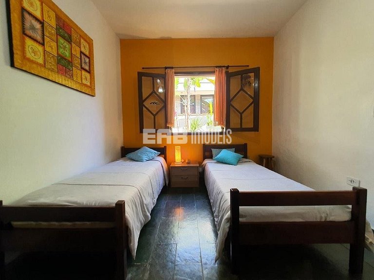 Casa com 5 dormitórios, churrasqueira e piscina a 20m do mar