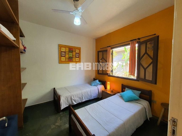 Casa com 5 dormitórios, churrasqueira e piscina a 20m do mar