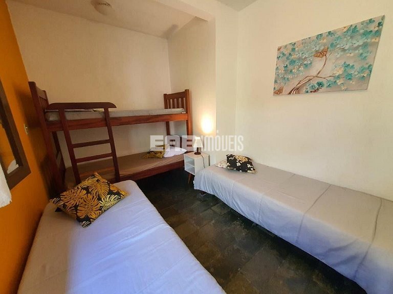 Casa com 5 dormitórios, churrasqueira e piscina a 20m do mar