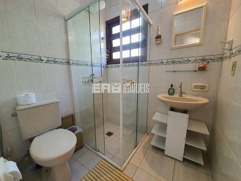 Casa com 5 dormitórios, churrasqueira e piscina a 20m do mar