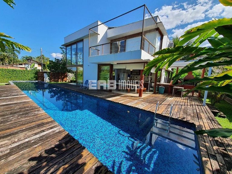 A apenas 100m da praia de Itamambuca, acomodações para 6 pes