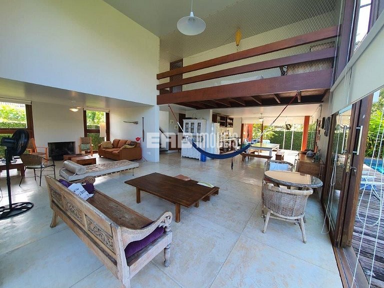 A apenas 100m da praia de Itamambuca, acomodações para 6 pes