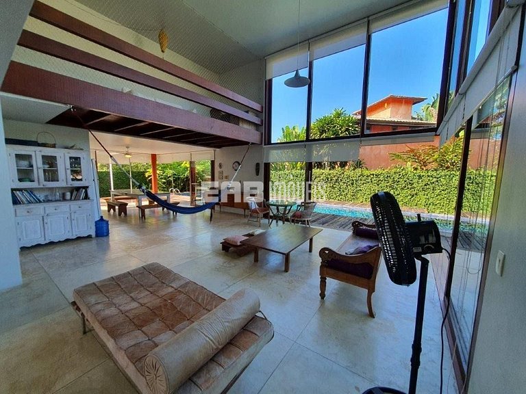 A apenas 100m da praia de Itamambuca, acomodações para 6 pes