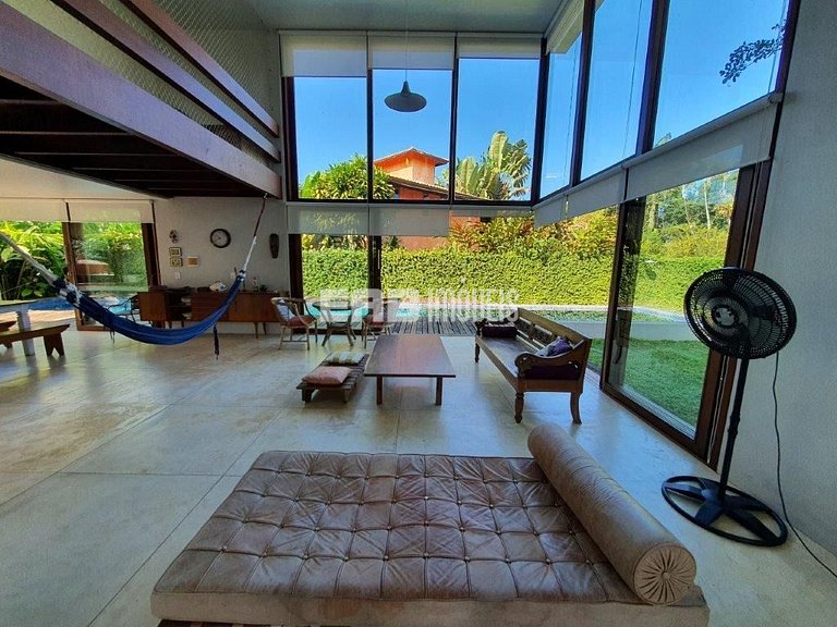 A apenas 100m da praia de Itamambuca, acomodações para 6 pes